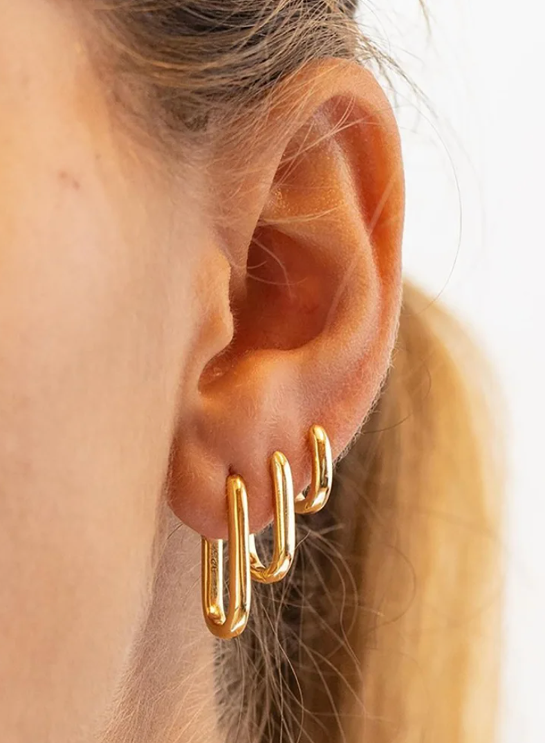 Zestaw trzech prostokątnych pierścionków pozłacanych 18-karatowym złotem