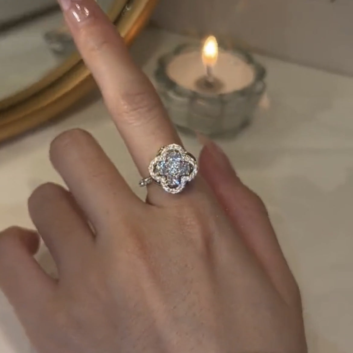 Obrótowy pierścionek z koniczyną i cyrkoniami