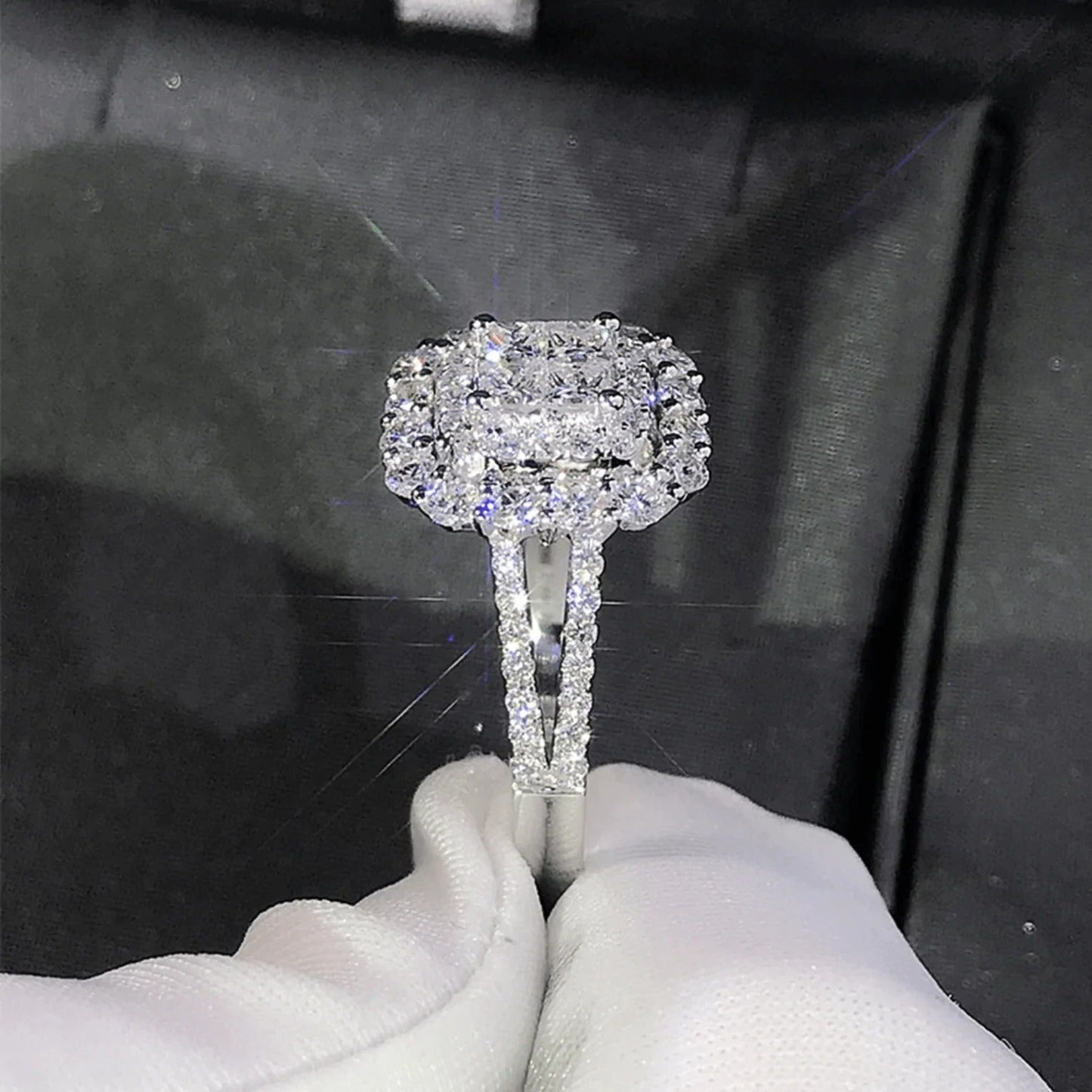 Pierścionek Gabrielle w kwadratowym szlifie poduszki