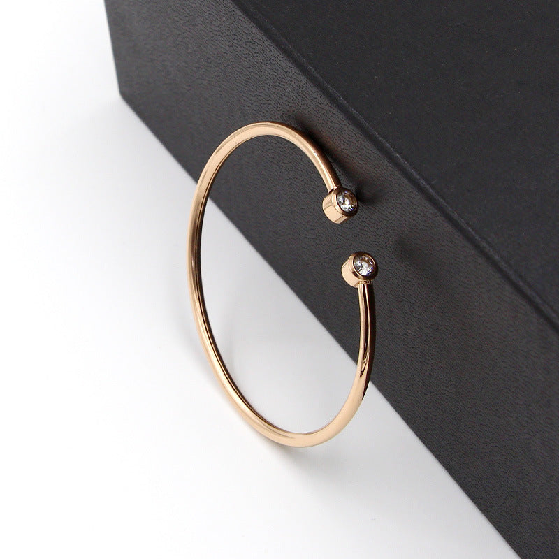 Złota otwarta bransoletka z bliźniaczymi kryształami