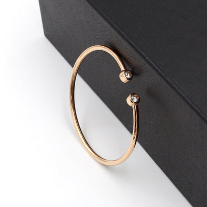 Złota otwarta bransoletka z bliźniaczymi kryształami