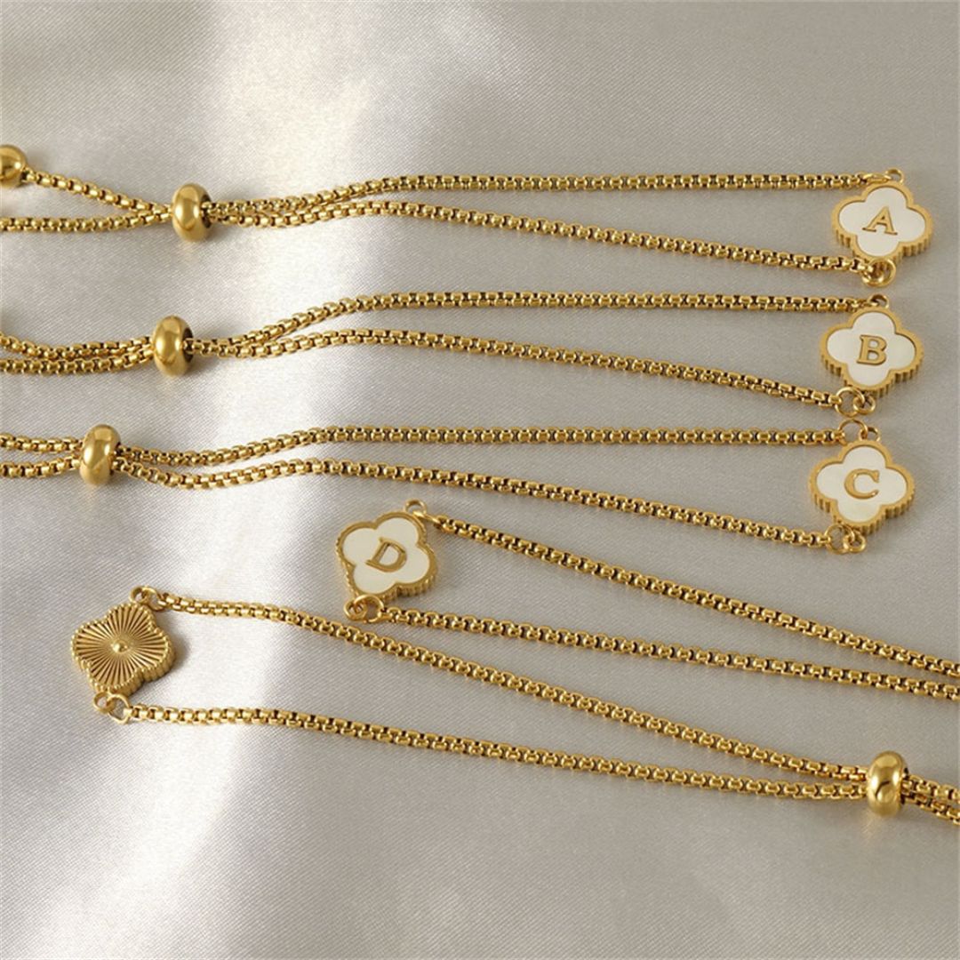 Personalizowana bransoletka z inicjałem w kształcie koniczyny