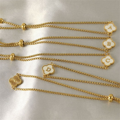 Personalizowana bransoletka z inicjałem w kształcie koniczyny