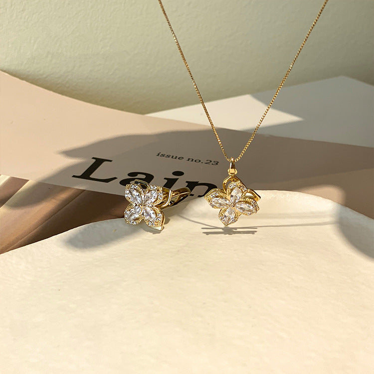 Zestaw obrotowego pierścionka i naszyjnika z czterolistną koniczyną i cyrkoniami