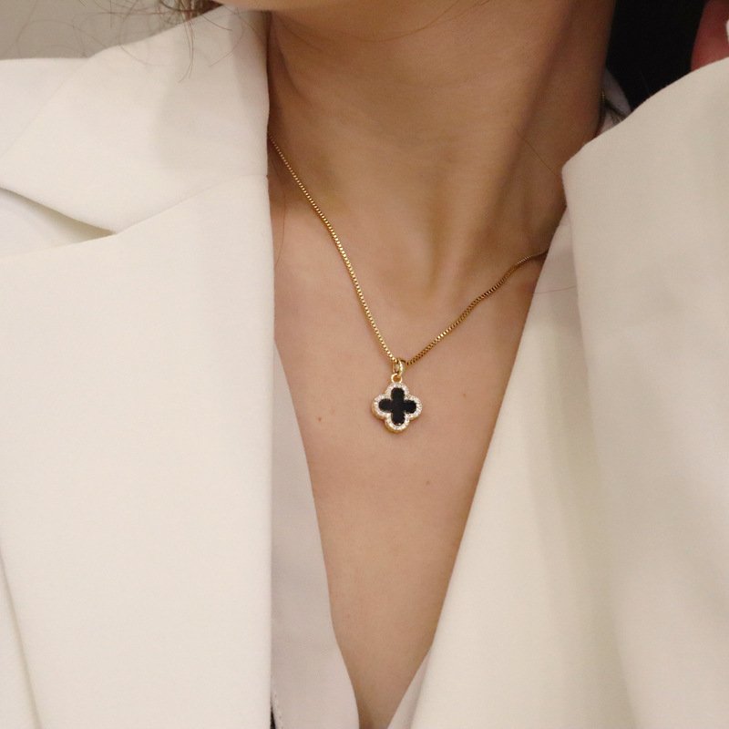 Naszyjnik z czterolistną koniczyną inkrustowany złocony