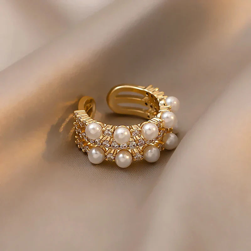 Regulowany pierścionek z podwójną perłą w kolorze złotym dla eleganckiego stylu