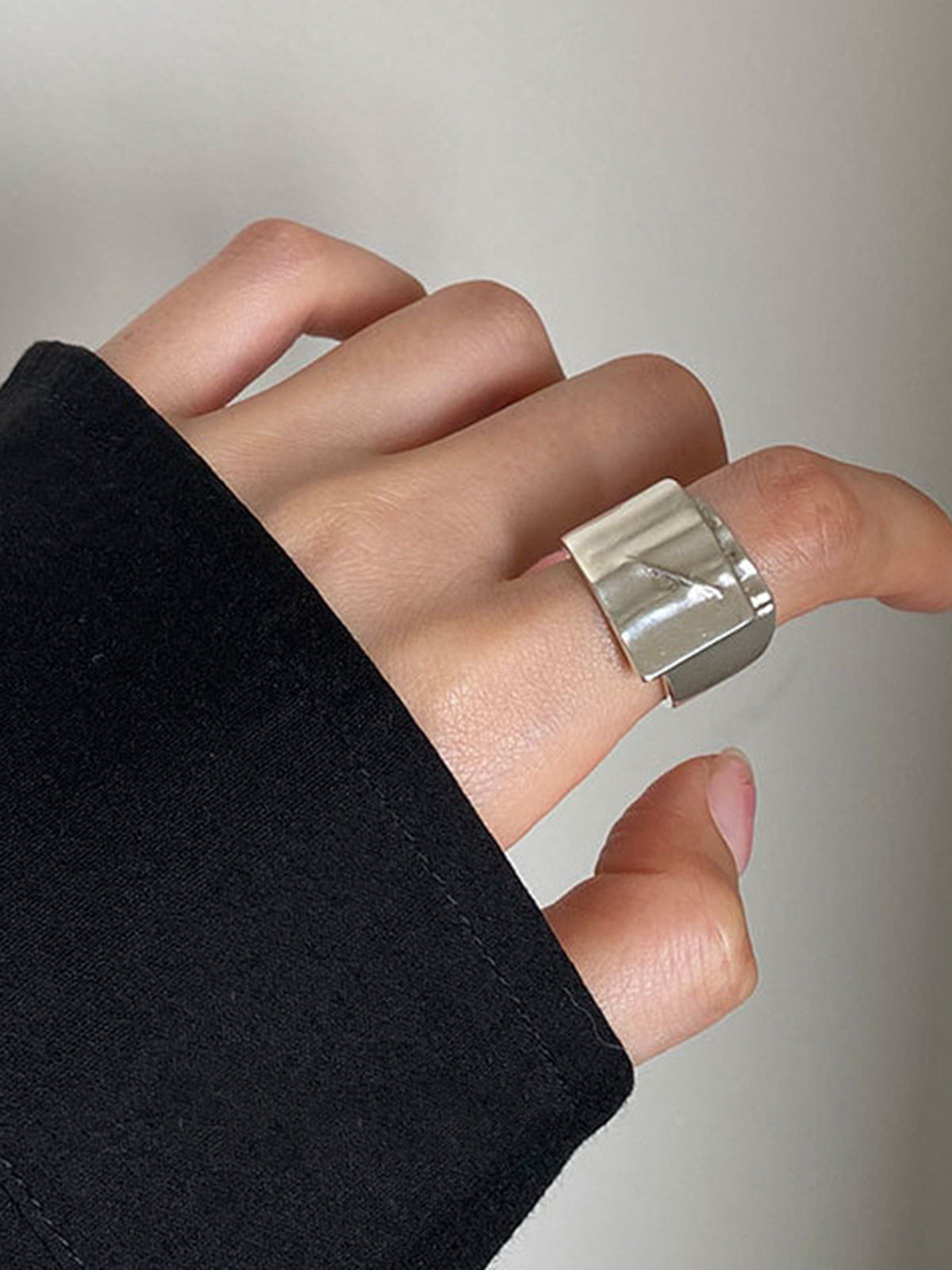 Elegancki, minimalistyczny pierścień z otwartym tunelem zapewnia elegancki i nowoczesny wygląd