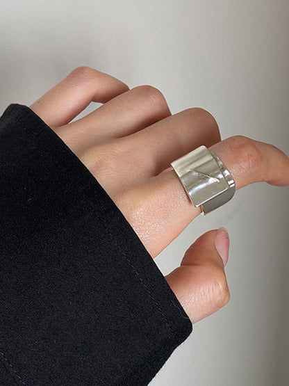 Elegancki, minimalistyczny pierścień z otwartym tunelem zapewnia elegancki i nowoczesny wygląd