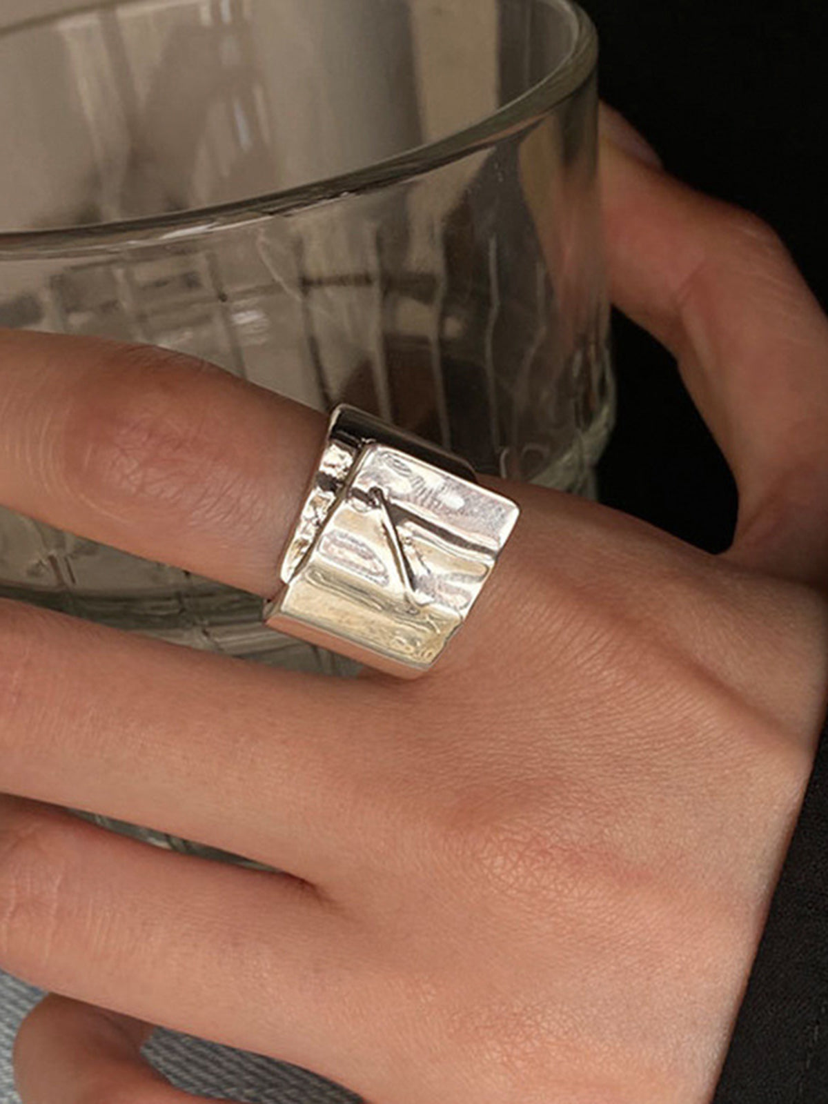Elegancki, minimalistyczny pierścień z otwartym tunelem zapewnia elegancki i nowoczesny wygląd