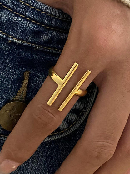 Otwarty geometryczny pierścień o nowoczesnym i eleganckim designie