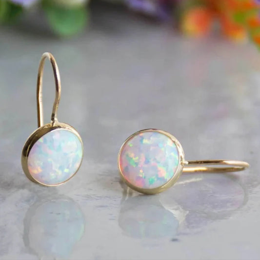 Pozłacane kolczyki z białym opalem w stylu vintage