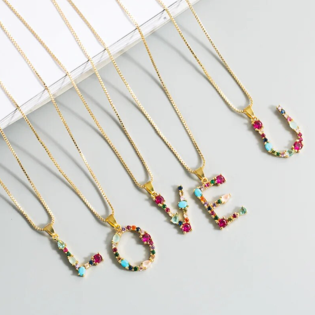 Naszyjnik z inicjałami i kamieniem szlachetnym platerowany 18-karatowym złotem