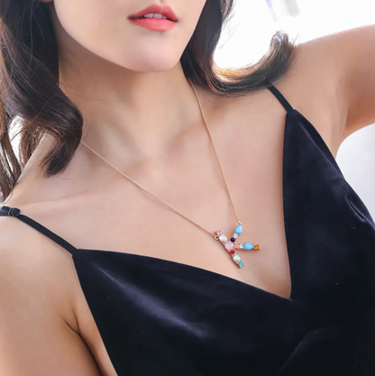 Naszyjnik z inicjałami i kamieniem szlachetnym platerowany 18-karatowym złotem