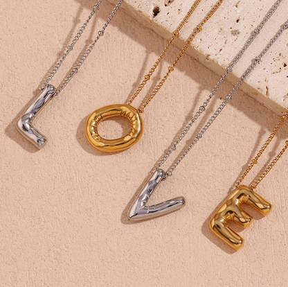 Specjalny naszyjnik z literą platerowany 18-karatowym złotem i ozdobną kulą