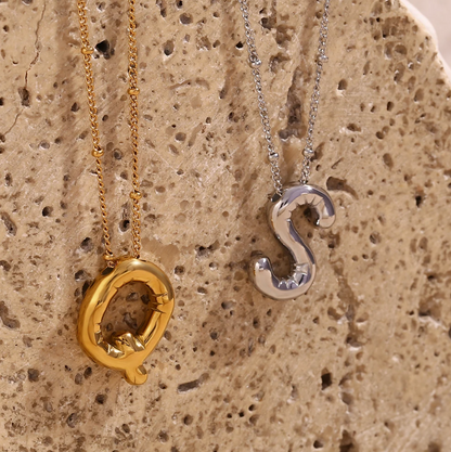 Specjalny naszyjnik z literą platerowany 18-karatowym złotem i ozdobną kulą