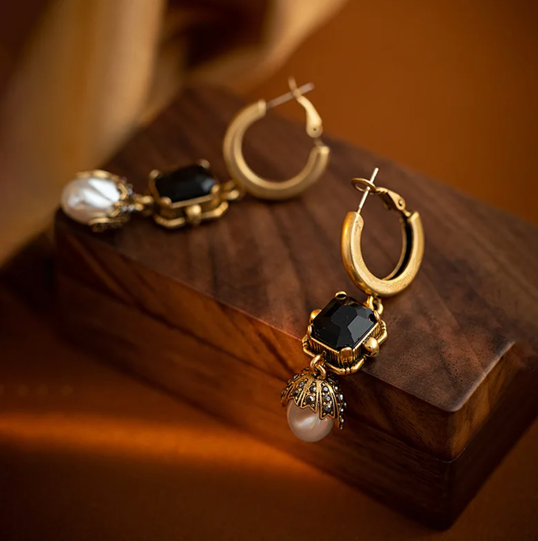 Długie kolczyki pozłacane 18-karatowym złotem z perłą i czarnym kryształem