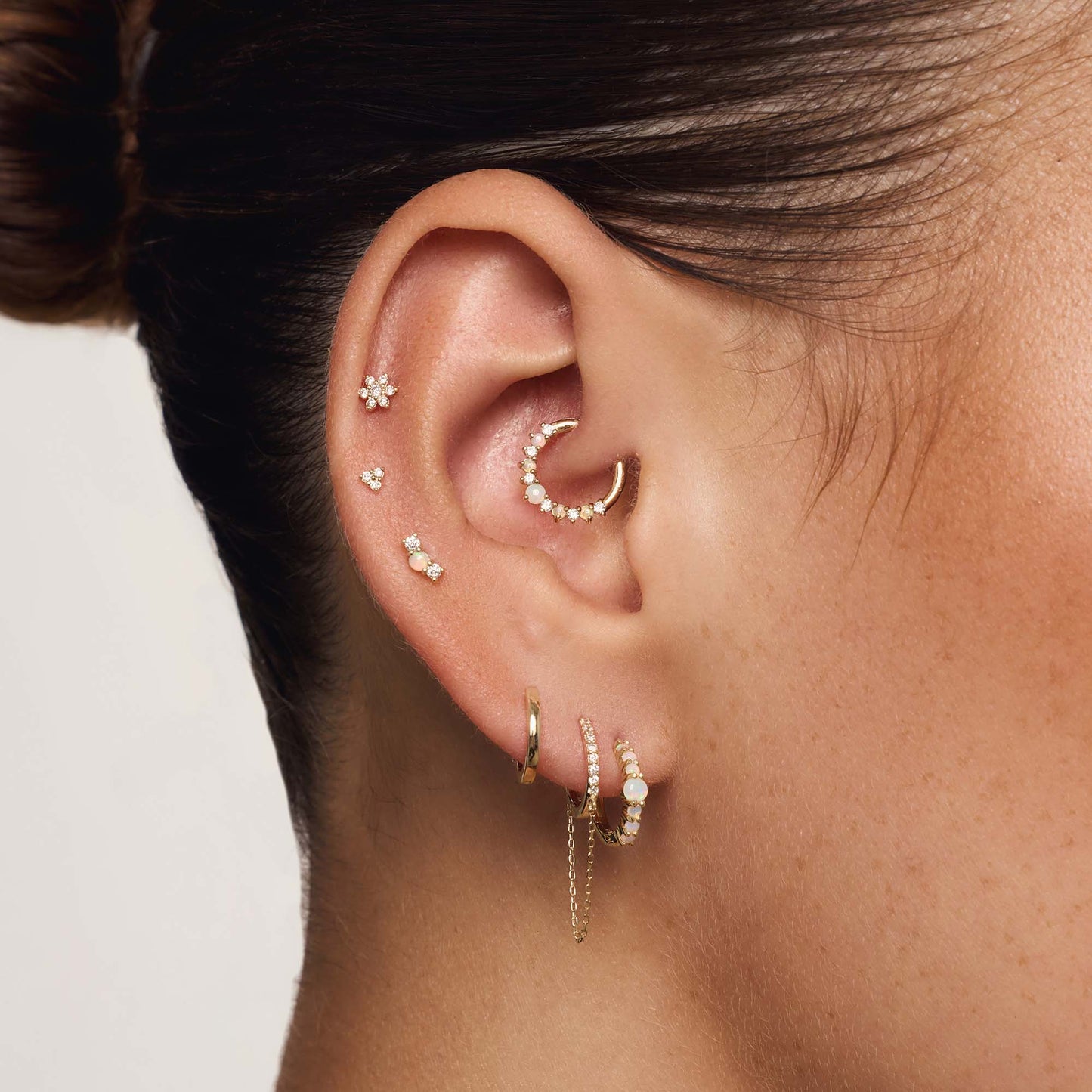 Opal i diamentowy piercing