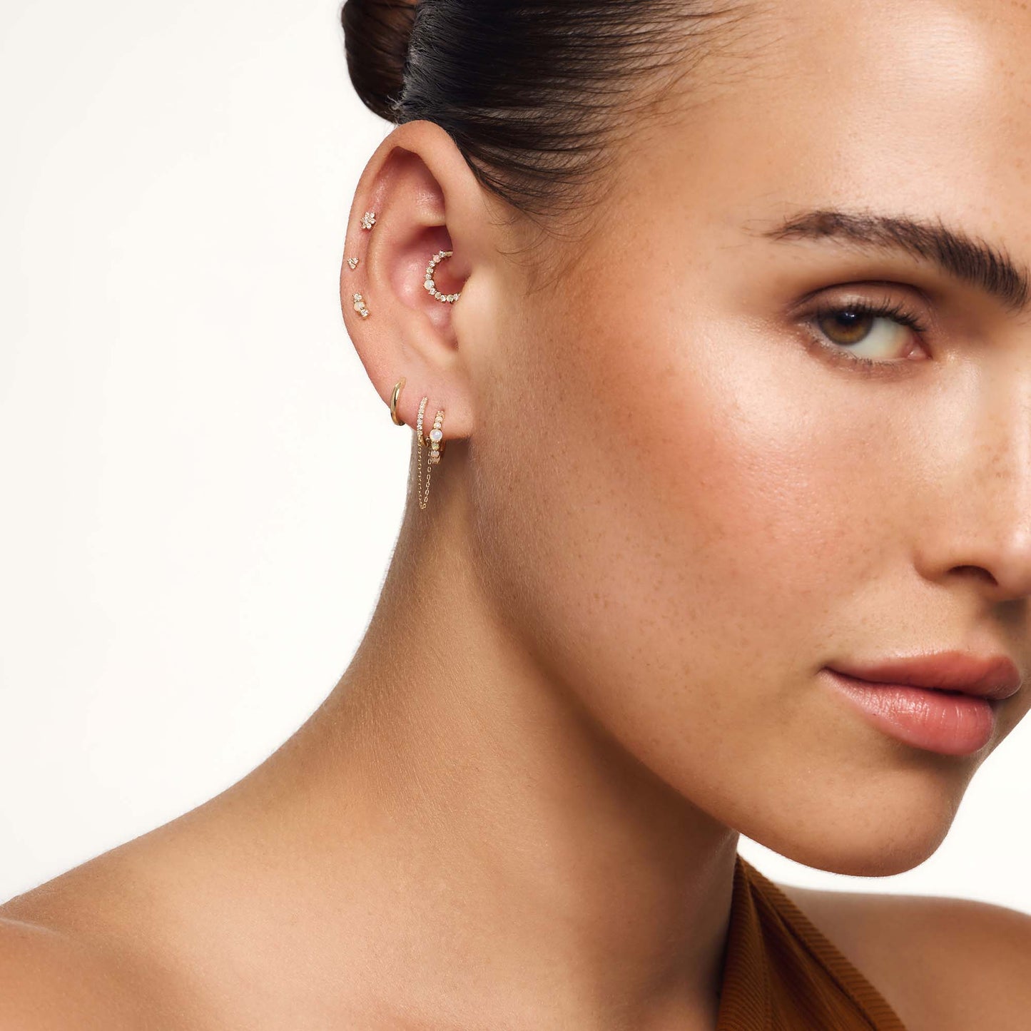 Opal i diamentowy piercing