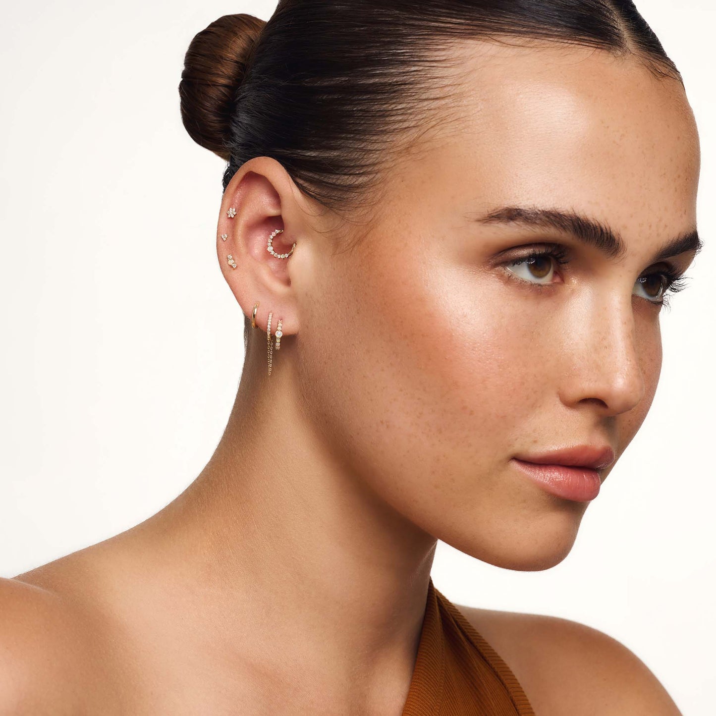 Opal i diamentowy piercing