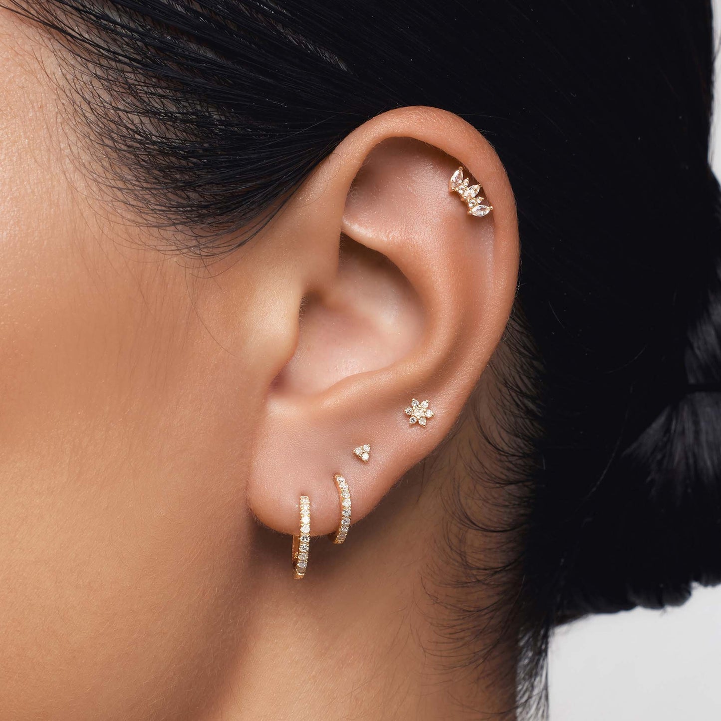 Piercing z diamentowym kwiatem