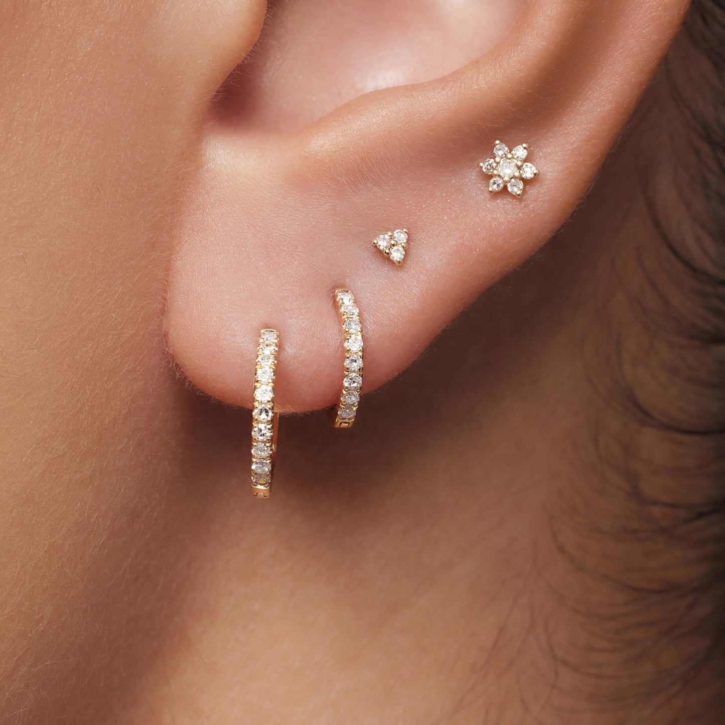 Piercing z diamentowym kwiatem