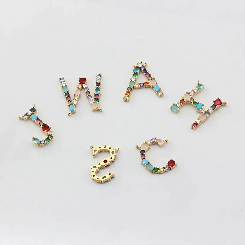 Naszyjnik z inicjałami i kamieniem szlachetnym platerowany 18-karatowym złotem