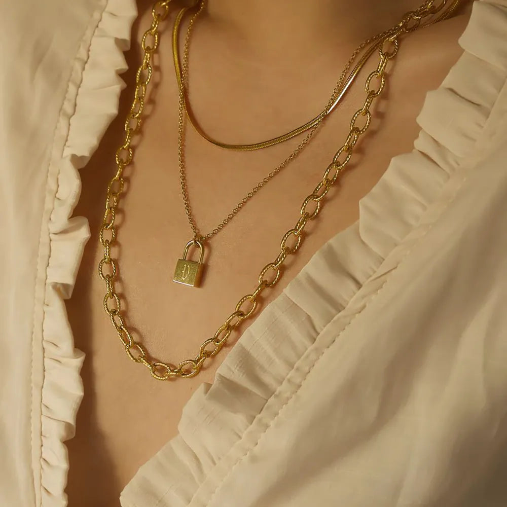 Nowoczesny naszyjnik platerowany 18-karatowym złotem z inicjałem w kształcie kłódki