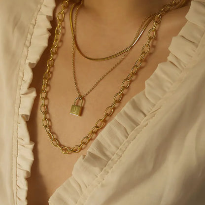 Nowoczesny naszyjnik platerowany 18-karatowym złotem z inicjałem w kształcie kłódki