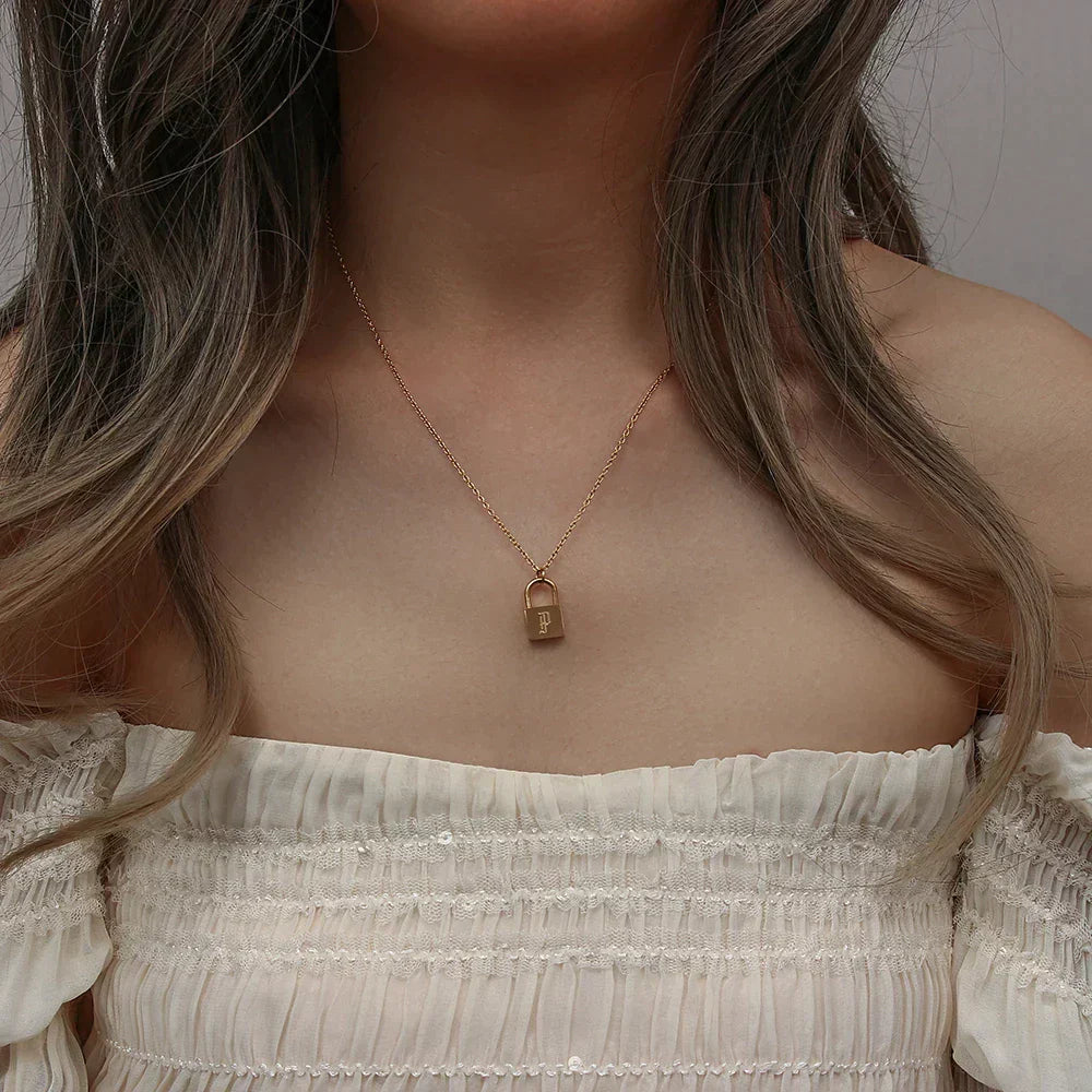 Nowoczesny naszyjnik platerowany 18-karatowym złotem z inicjałem w kształcie kłódki