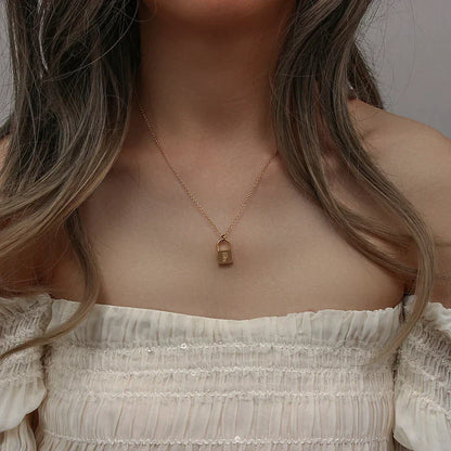 Nowoczesny naszyjnik platerowany 18-karatowym złotem z inicjałem w kształcie kłódki