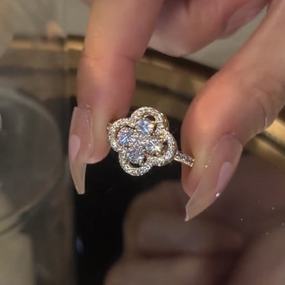 Obrótowy pierścionek z koniczyną i cyrkoniami