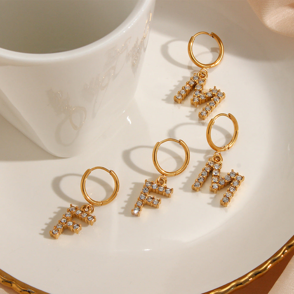 Kolczyki z literą w 18k złocie i diamentowym blaskiem – Twoja spersonalizowana elegancja