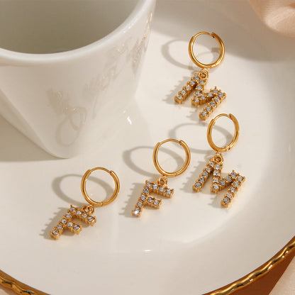 Kolczyki z literą w 18k złocie i diamentowym blaskiem – Twoja spersonalizowana elegancja