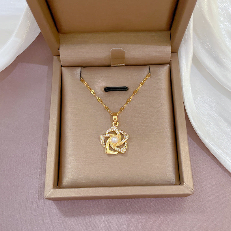 Wisiorek z kwiatem pereł Orient