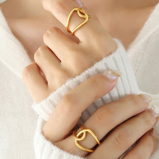 Złoty pierścionek węzłowy Alina