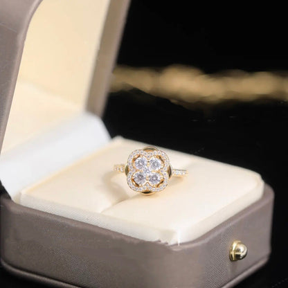 Obrótowy pierścionek z koniczyną i cyrkoniami