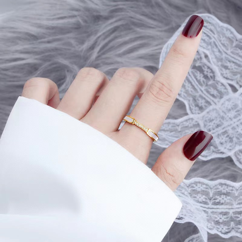 Złoty pierścionek Gabrielle z imitacją diamentu