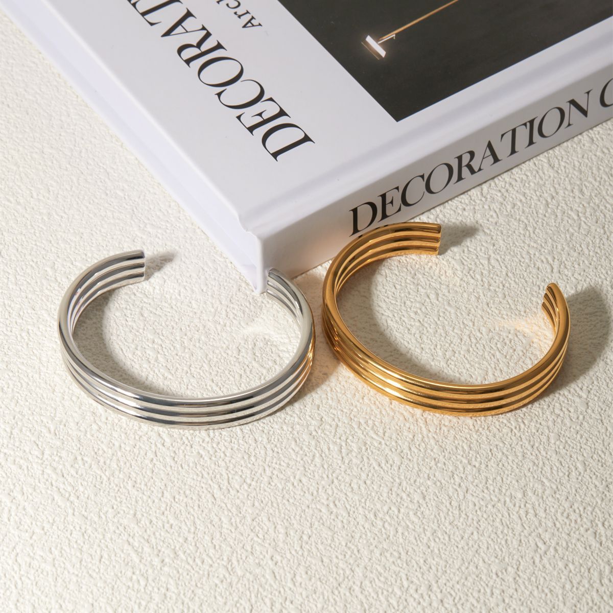 Złota spiralna bransoletka damska Odette elegancka