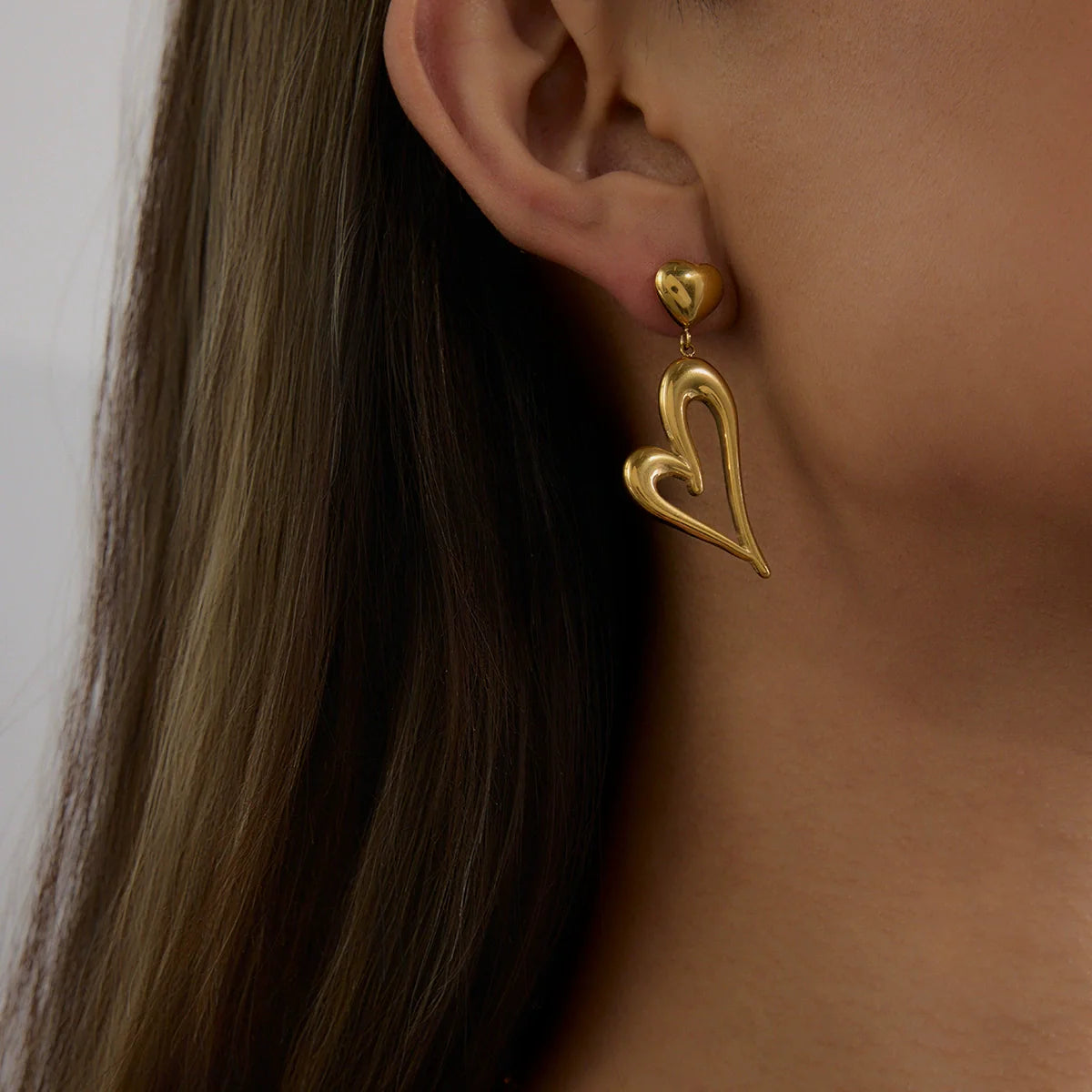 Złote kolczyki serca 18k eleganckie Venus