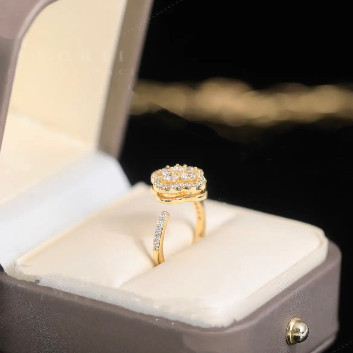 Obrótowy pierścionek z koniczyną i cyrkoniami