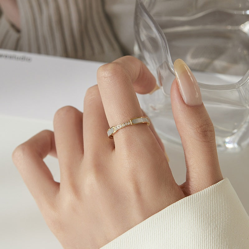 Złoty pierścionek Gabrielle z imitacją diamentu