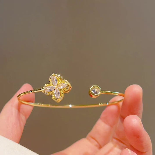 Obrótowa bransoletka z lśniącymi płatkami