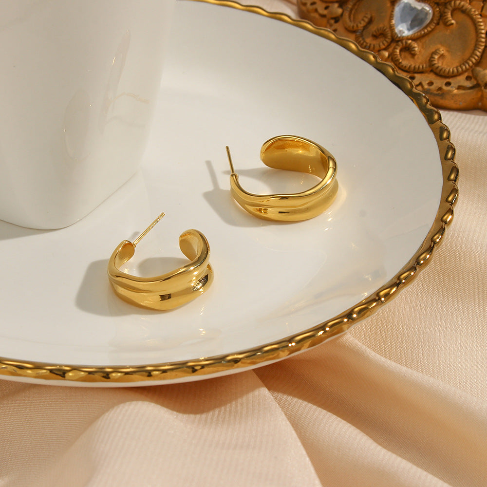 Eleganckie kolczyki faliste złote 18k