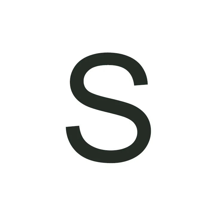 Nowoczesny naszyjnik platerowany 18-karatowym złotem z inicjałem w kształcie kłódki