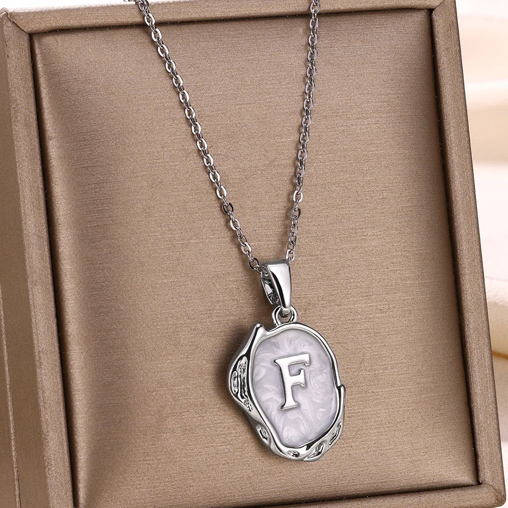 Naszyjnik „Ocean” z inicjałami platerowanymi 18-karatowym złotem na tle dna morskiego