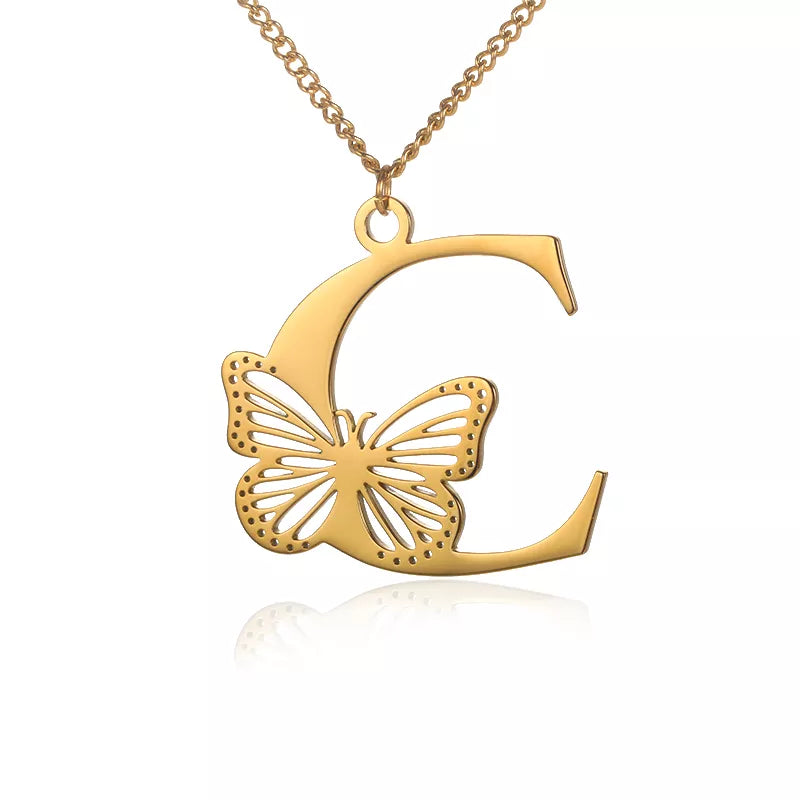 Naszyjnik z inicjałami platerowany 18-karatowym złotem z eleganckim motylem