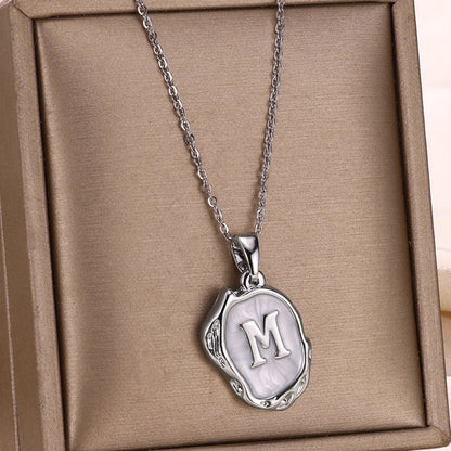 Naszyjnik „Ocean” z inicjałami platerowanymi 18-karatowym złotem na tle dna morskiego