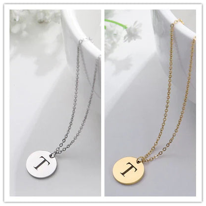 Naszyjnik z wygrawerowanymi inicjałami w nowoczesnym okręgu, platerowany 18-karatowym złotem