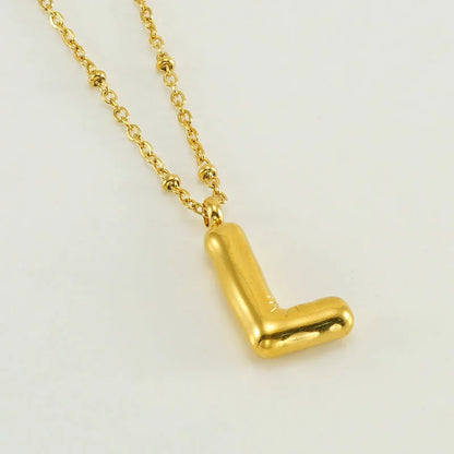 Specjalny naszyjnik z literą platerowany 18-karatowym złotem i ozdobną kulą