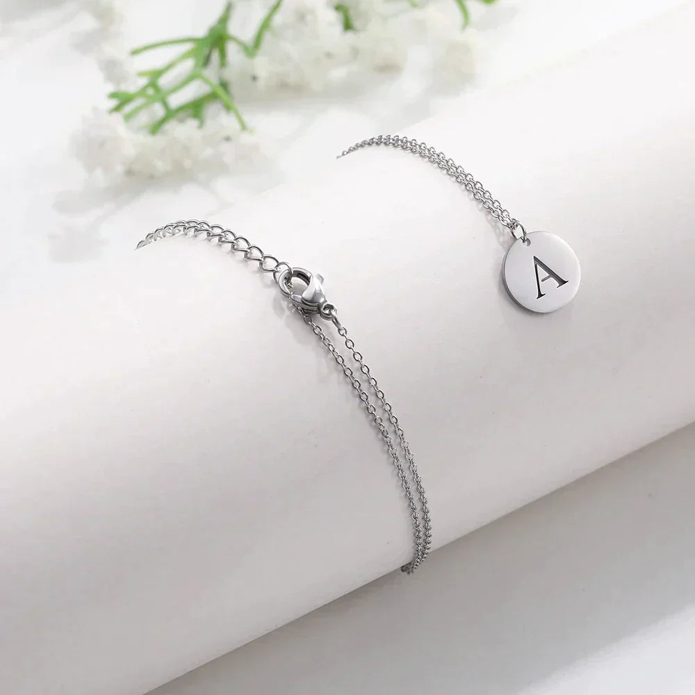 Naszyjnik z wygrawerowanymi inicjałami w nowoczesnym okręgu, platerowany 18-karatowym złotem